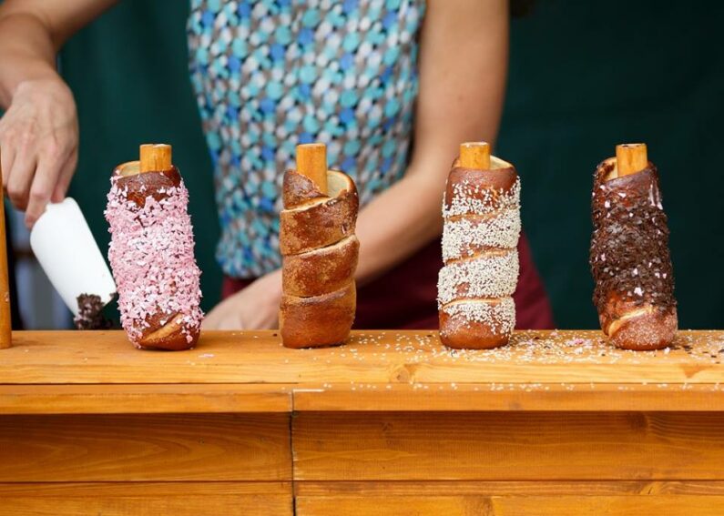Trdelník（煙突ケーキ）は、プラハのケーキで、チェコ風ではない。